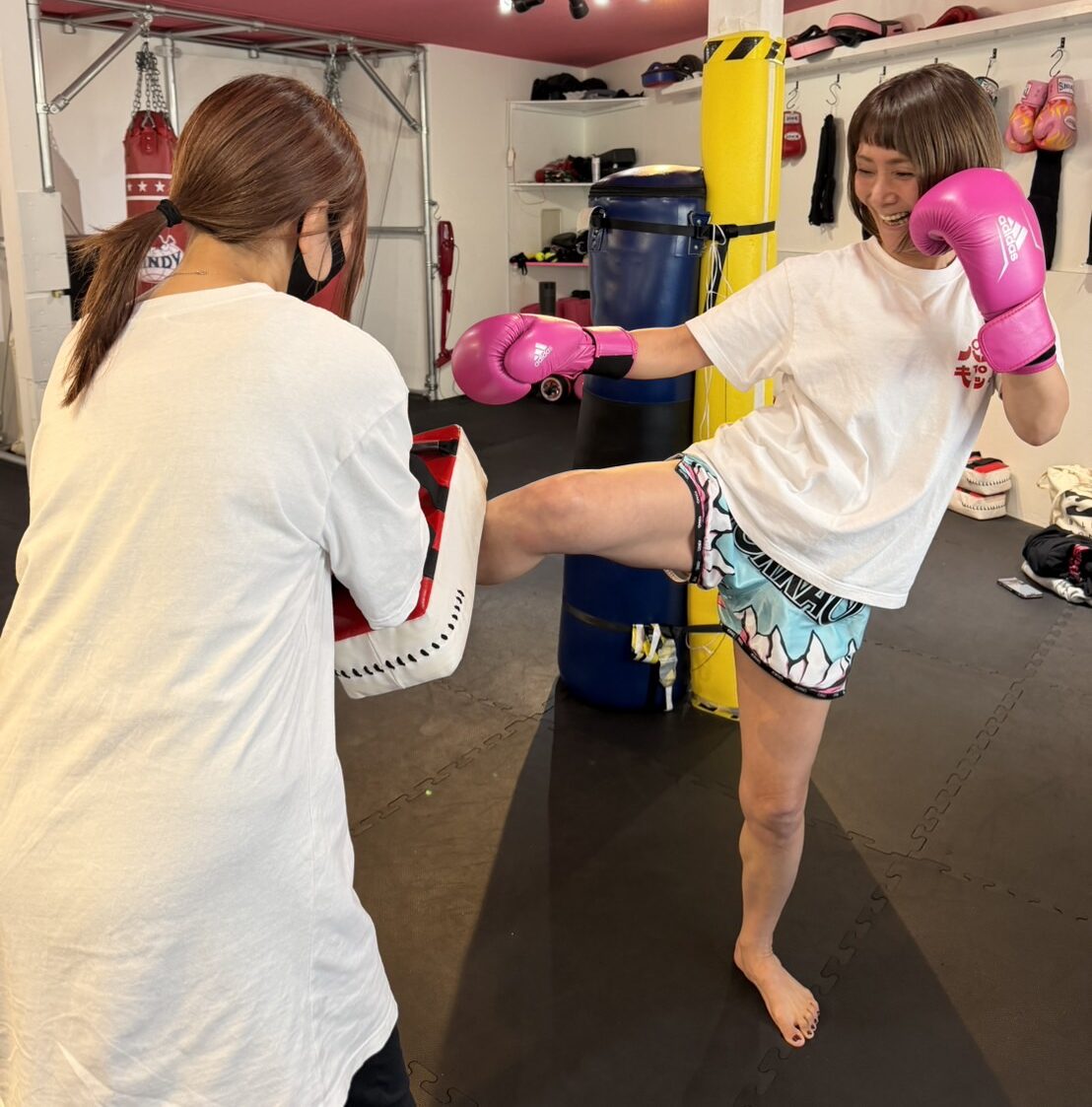 キックボクシングトレーナーのあづさんがキックする様子